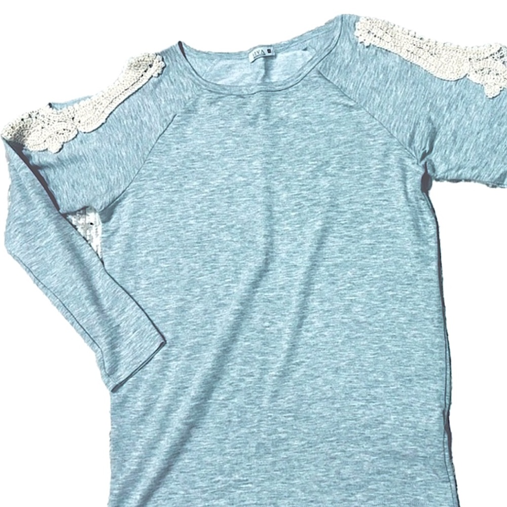 SIVA  Cold Shoulder Top. (MED)